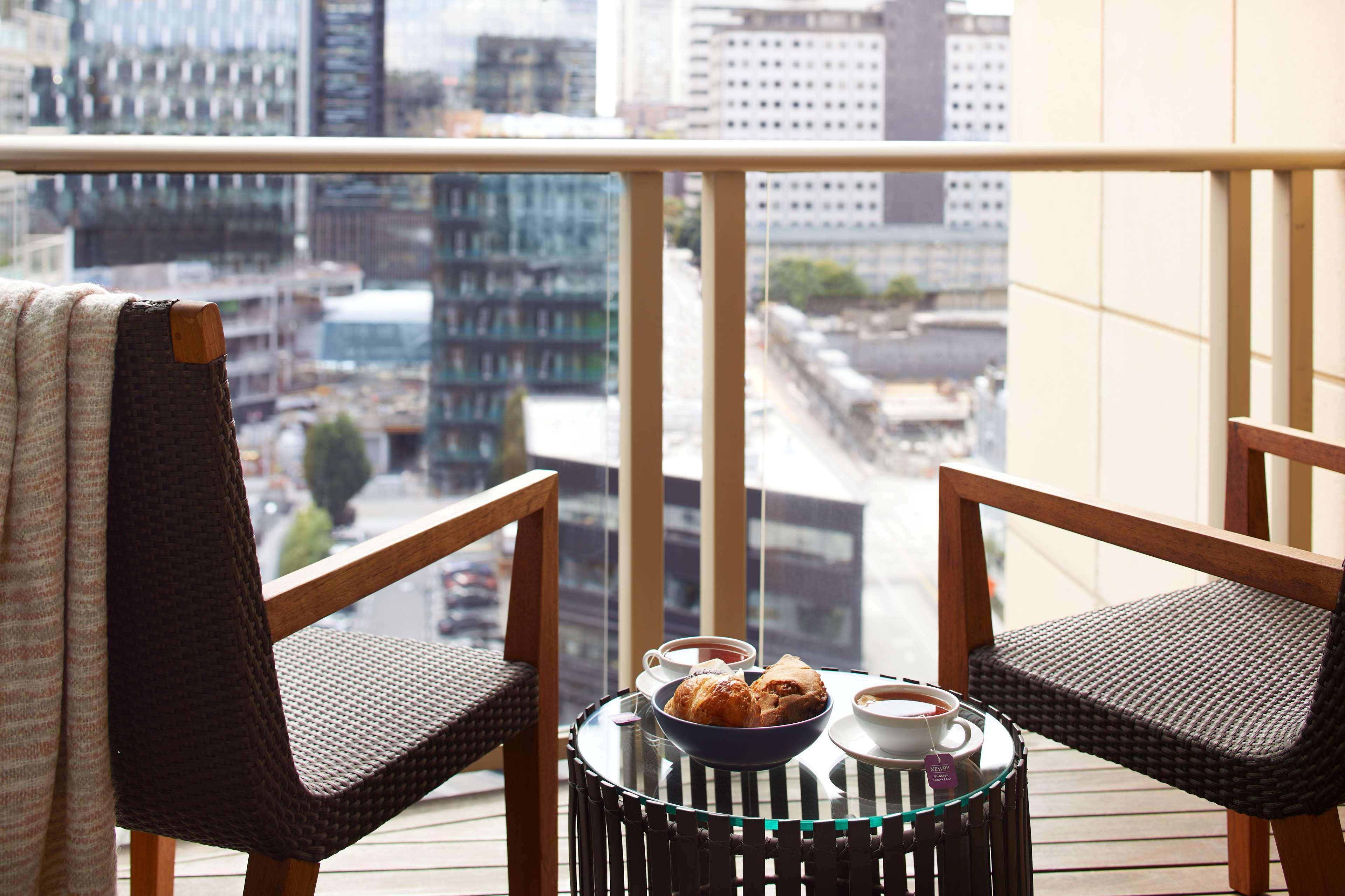 1 Hotel Seattle Zewnętrze zdjęcie A balcony at the hotel
