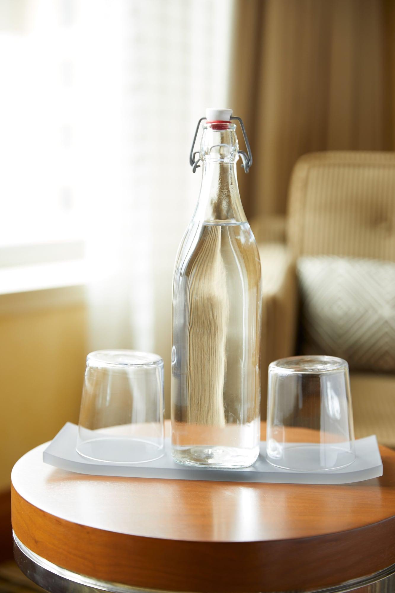 1 Hotel Seattle Zewnętrze zdjęcie A bottle of water