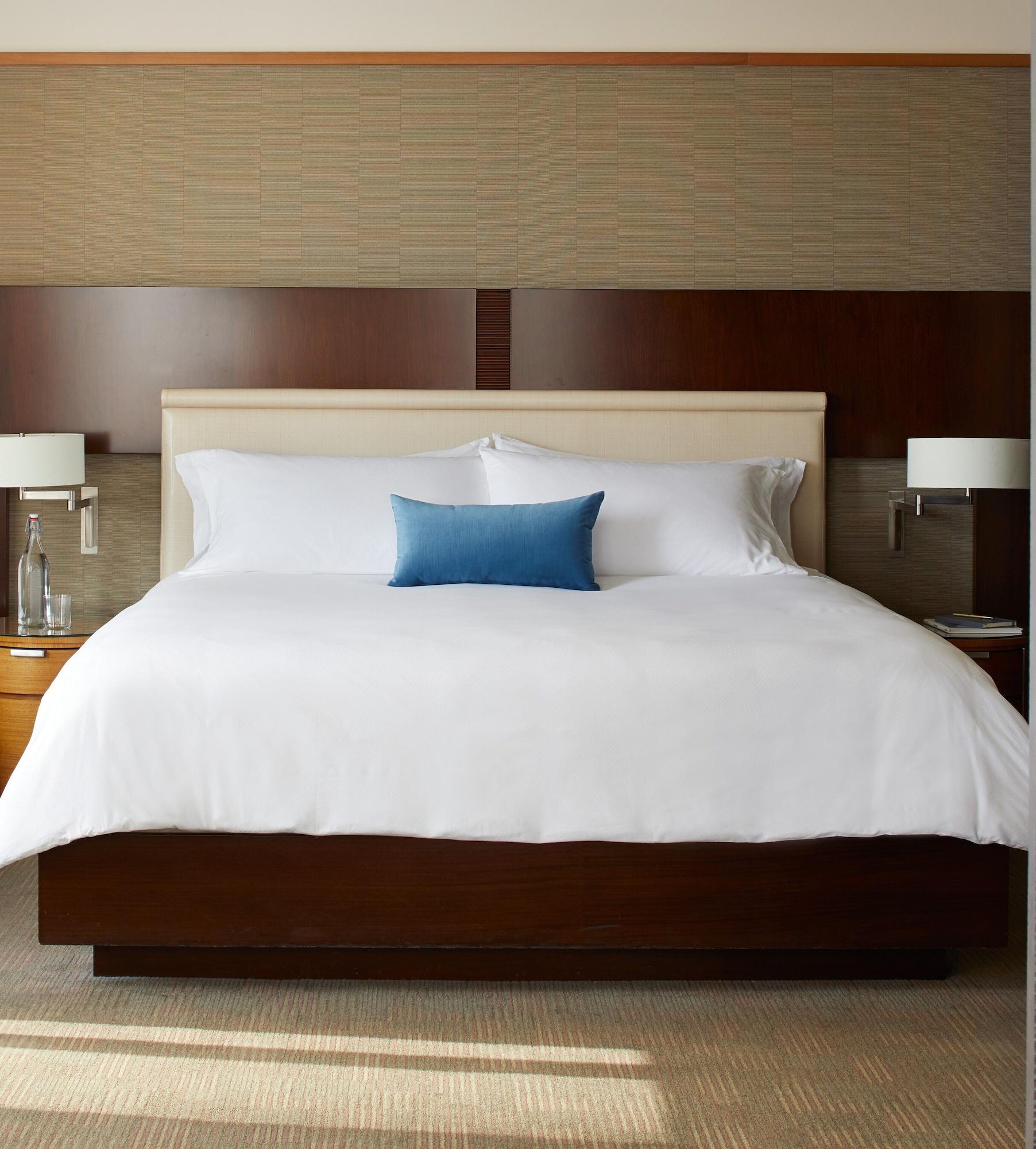 1 Hotel Seattle Zewnętrze zdjęcie A bed with a duvet